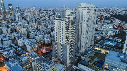 צפוף בעיר. מגדלים ישראל תל אביב