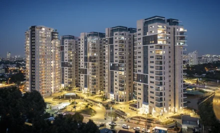 בנייני המגורים בפארק TLV בתל אביב בשעות הערב